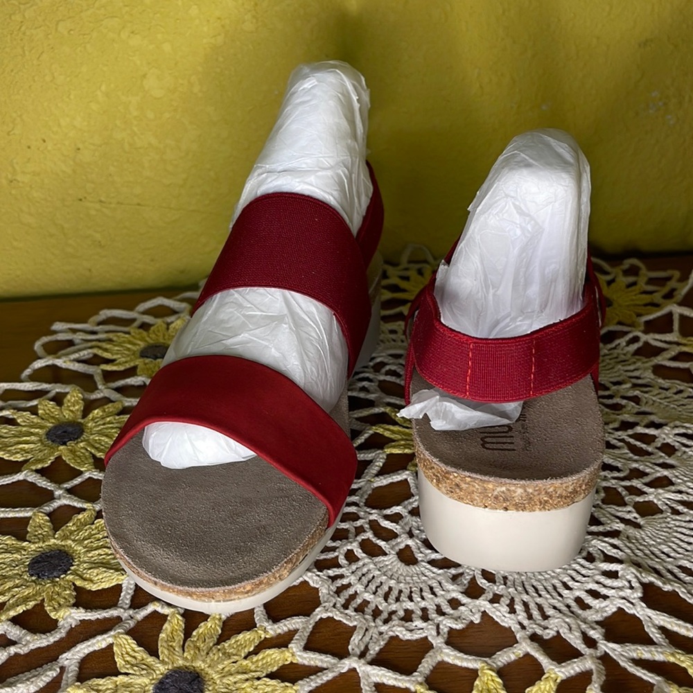 Sandals MUNRO proper size#8 comfortable never been used, 3 different colors